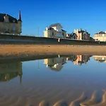 Ferienhaus L'effet Maison Renovee Lumineuse Confort Belle Terrasse Grand Jardin Clos Sans Vis A Vis Parking Jeux Pour Enfants 5 Mn A Pied De La D'asnelles Et Centre Bourg - Proche Bayeux Au Coeur Des Plages Du Debarquement
