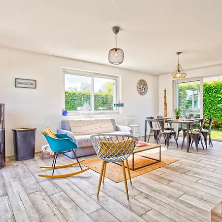 Holiday home Maison Grand Jardin: Beachside Retreat Near Bayeux *